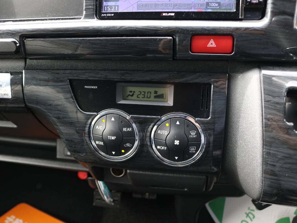 運転席周りはハンドル同様のインテリアパネルキットが装着済みです！