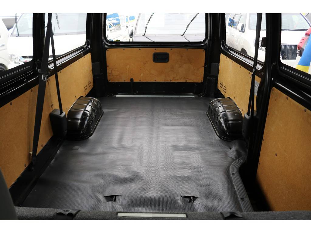 セカンドシートは折り畳み可能なベンチシート！大量の荷物も楽々運んでくれますよ♪