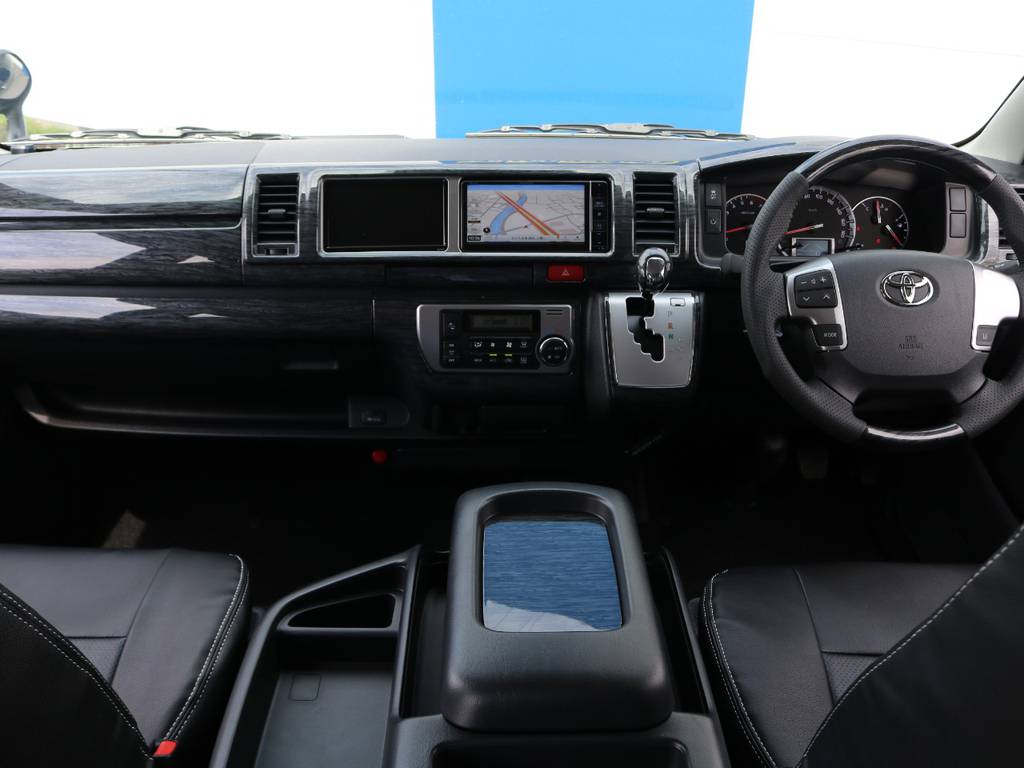 運転席周りには高級感溢れる黒木目調インテリアパネルキットを装着！