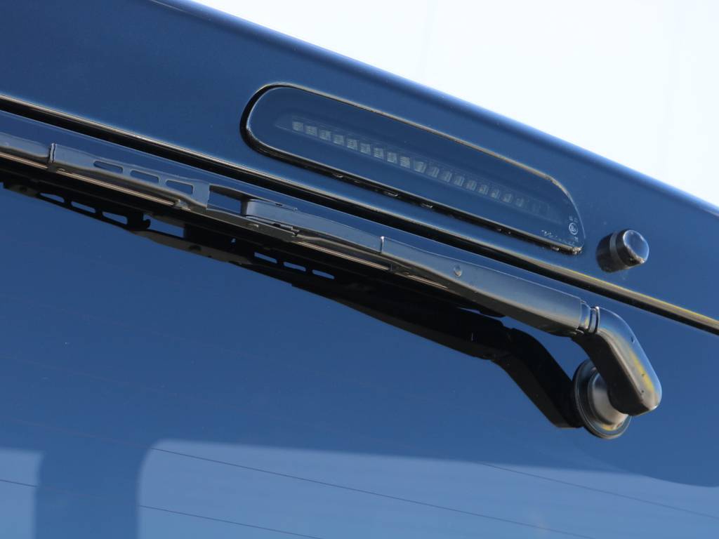 メーカーオプション【バックモニター自動防眩ミラー・１００Vコンセント】にダークプライムⅡ標準装備【スマートキー＆プッシュスタート・助手席エアバック】！