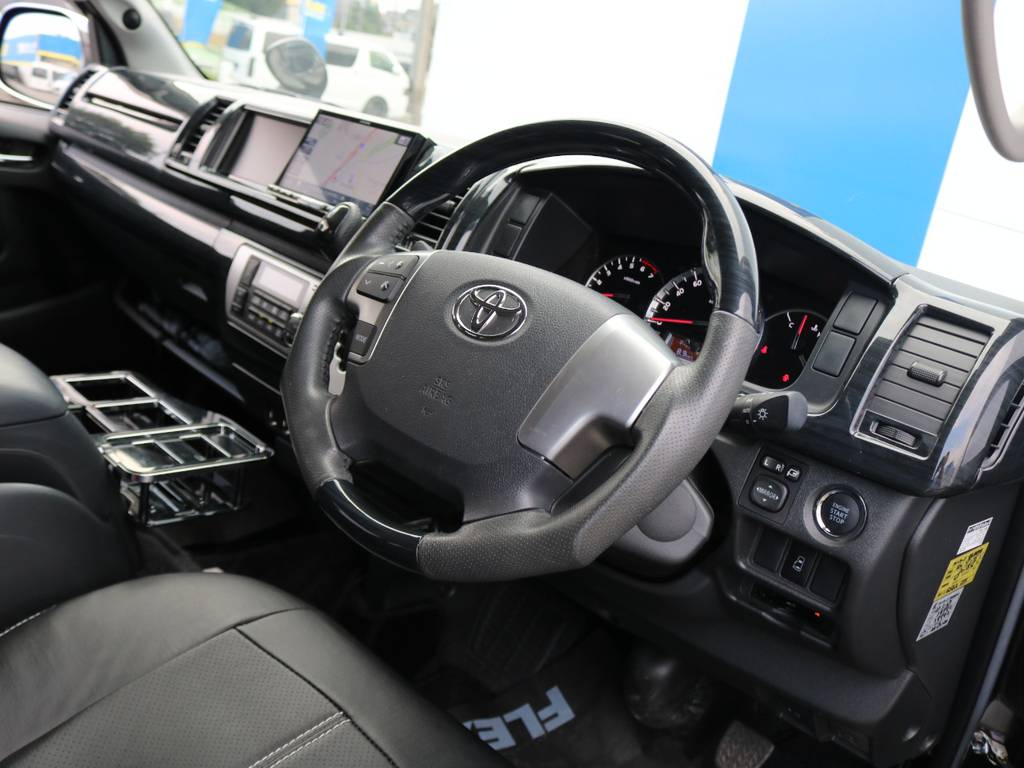 運転席周りには黒木目ちょうインテリアパネルを装備！高級感溢れてます！