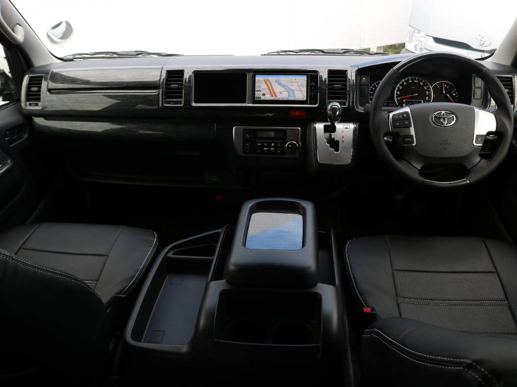 運転席周りにはインテリアパネルを装着し、高級感のある内装に仕上げました♪