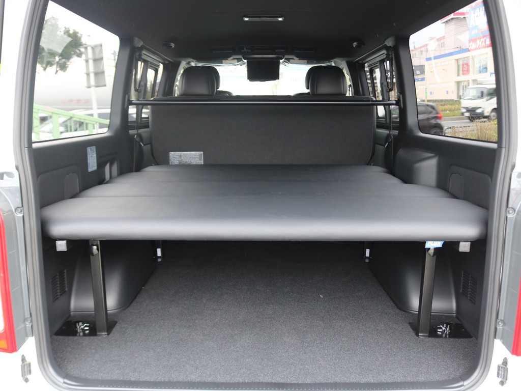 ラゲッジには高さ調整も可能なベットキットを装着済み。車中泊、キャンプや仮眠に大活躍ですよ！