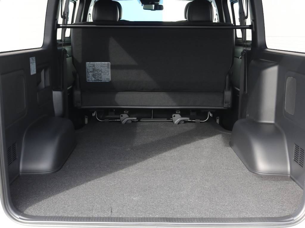 リヤの空間は他の車では実現不可能な広大なラゲッジスペース！車中泊やお仕事でも大活躍です♪