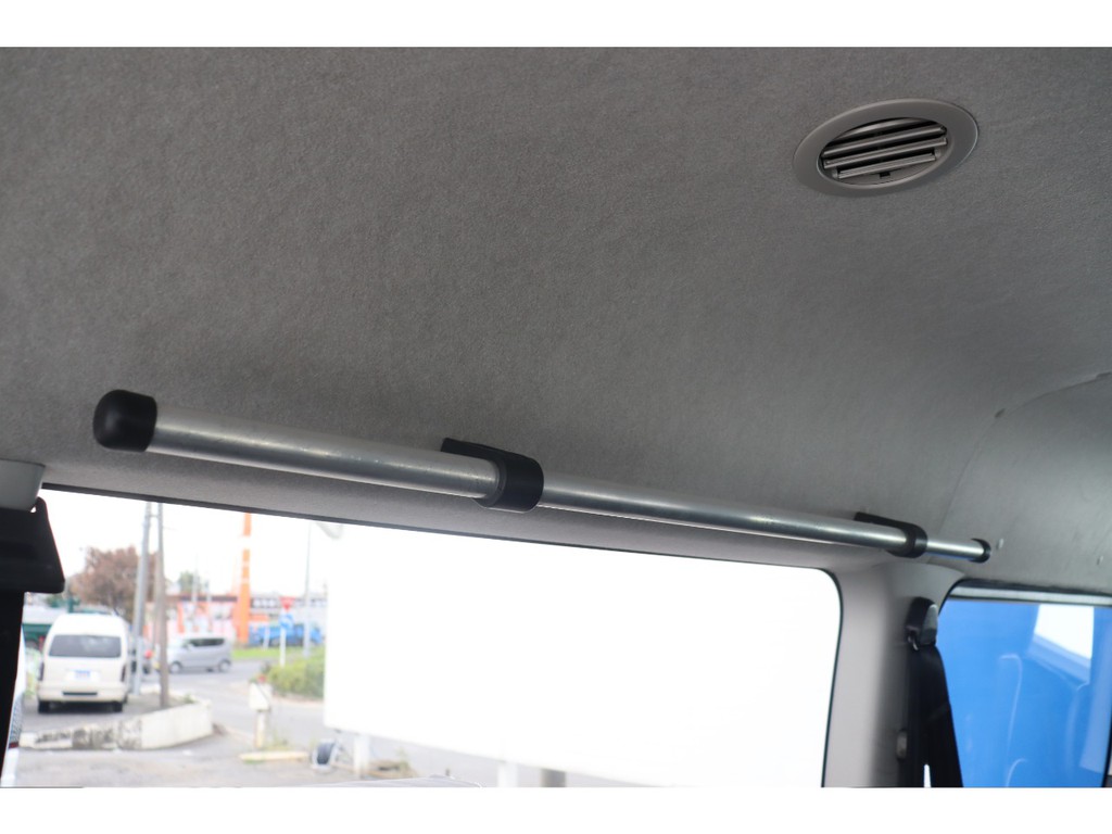 多用途に使用可能なサイドバー！※純正ワゴン車にはアシストグリップが装備されません…。