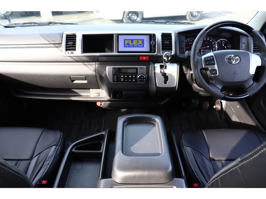 広々とした運転席回り！　内装カスタムも承ります。