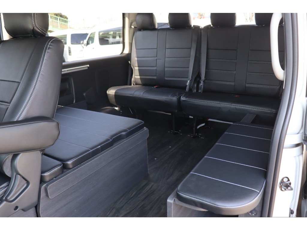 ラウンジモードでは2列目後ろに後ろ向き座席2人のりシートを搭載