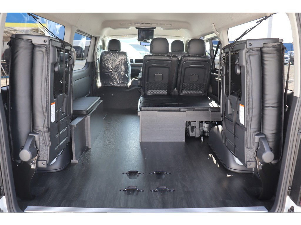 トランポモード！４列目を跳ね上げベットマットを収納して広大なラゲッジが出現します！