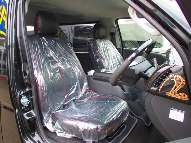 シートにはもちろん黒革調シートカバーを装着！赤いステッチがアクセントになっていてお洒落ですねっ♪純正のモケットシートじゃ様になりませんもんねっ！