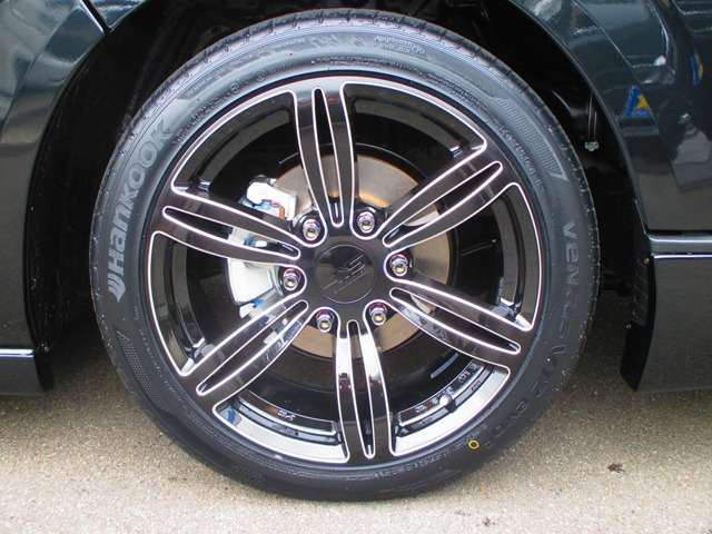 足元をキメるのは４１５コブラバットラッカーＢＸ１８インチです！通常のバットラッカーとは違い切削が入ってインパクト大ですねっ！