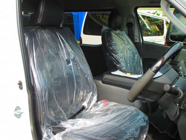 フロントシートにはもちろん黒革調のシートカバーを装着しています！特別な内装架装車ですからシートカバーは当然の装備ですねっ♪