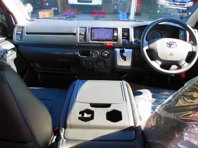 働く男の仕事場です！今日も現場に急行するぜ♪広々室内は仕事をするのも運転も楽チンですよっ！