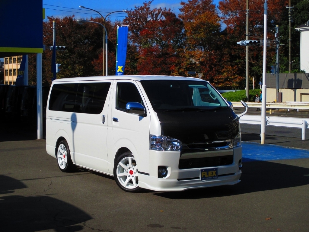 純白のたたずまい！パールとカーボンのコントラストがカスタムハイエースって感じがしますねっ♪個性的な一台を是非、手に入れて下さいねっ！