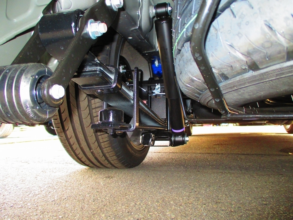 ローダウン量は玄武３インチを採用！７．５㎝ダウンで低フォルムを実現！箱車はローダウンしてなんぼですねっ♪