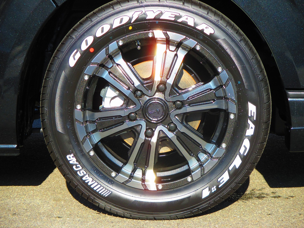足元をキメるのはＮＩＴＲＯＰＯＷＥＲ１７インチを装着！ナスカーとの相性はバッチリですねっ♪