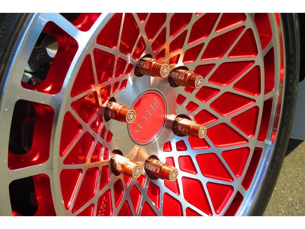 ホイールナットもこだわりのK-BREAK製のスーパーレーシングナットタイプ２！６０ｍｍのロングナットがカッコいいです♪