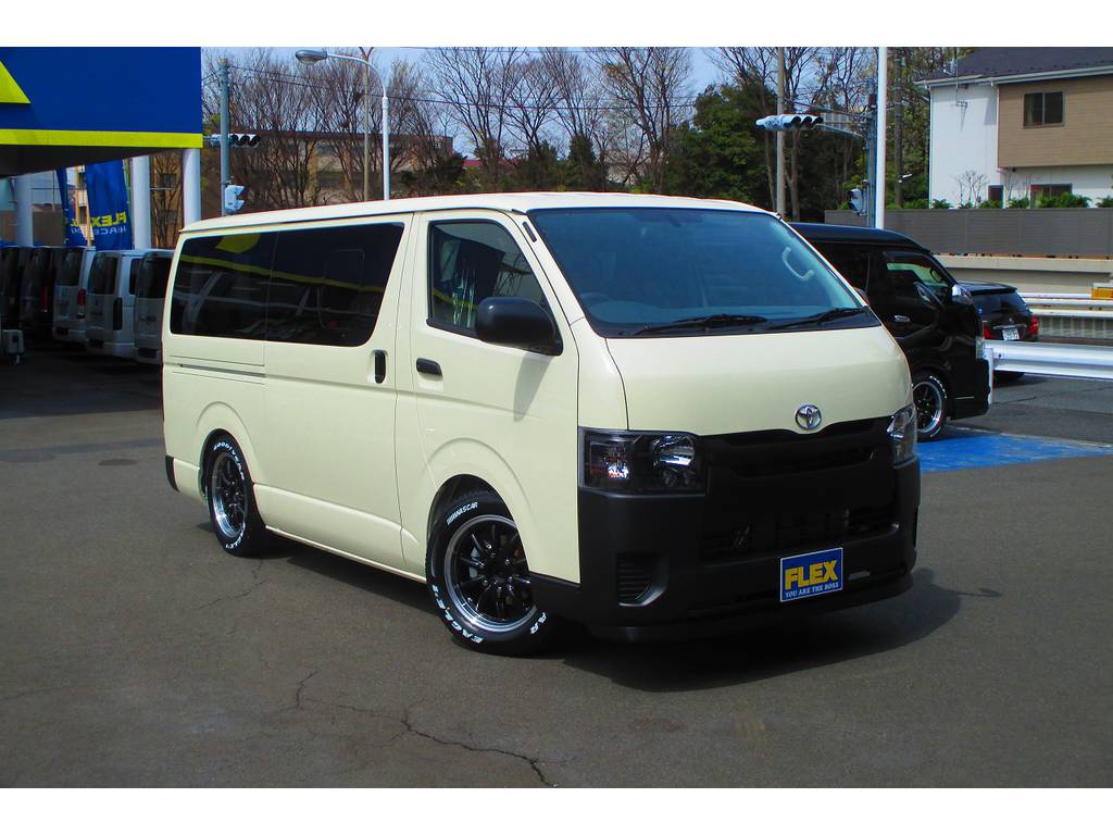 このたたずまいを見て下さい！カスタムハイエースで現場のヒーローは頂きですねっ♪
