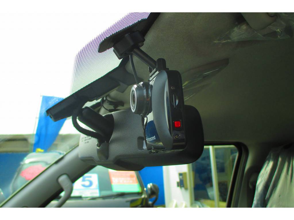 働く男の車にドライブレコーダーは必須ですね！毎日乗る車ですからしっかり装備しておきたいパーツですねっ♪