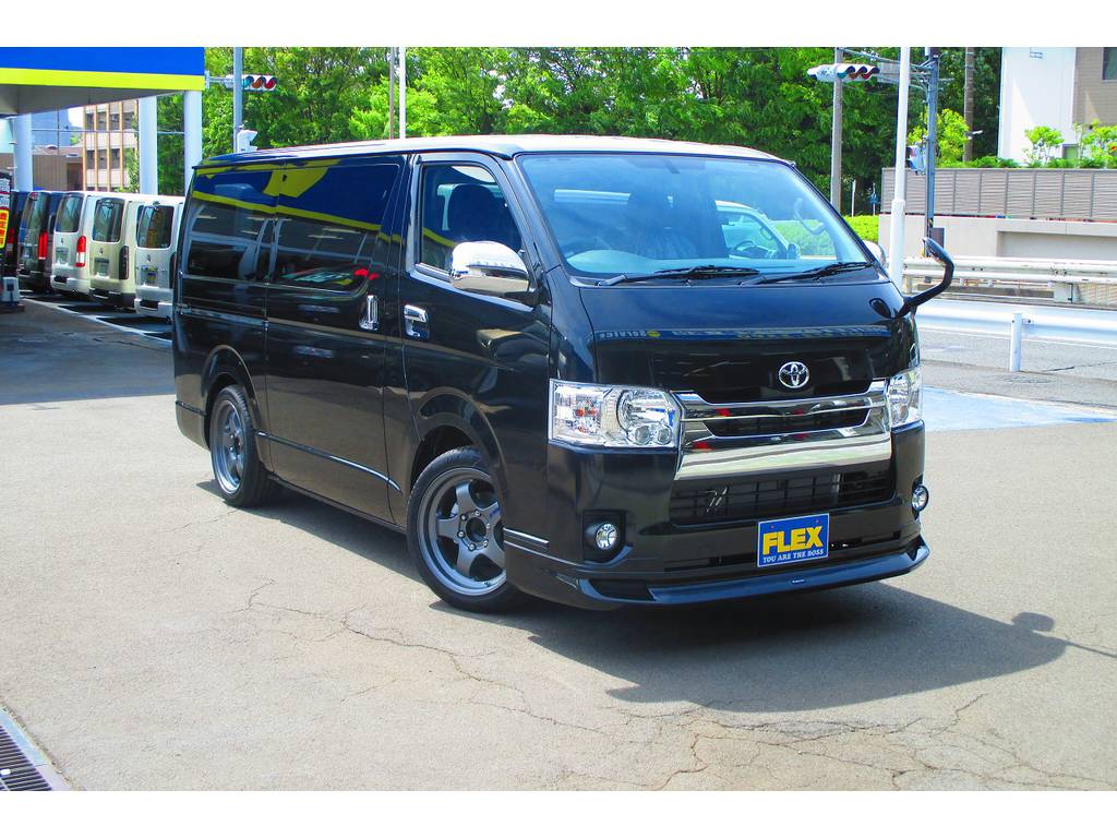 この躍動感を見て下さい！男の車に相応しい風格ですねっ♪他とは違うハイエースをお探しならこいつで決まりですねっ♪