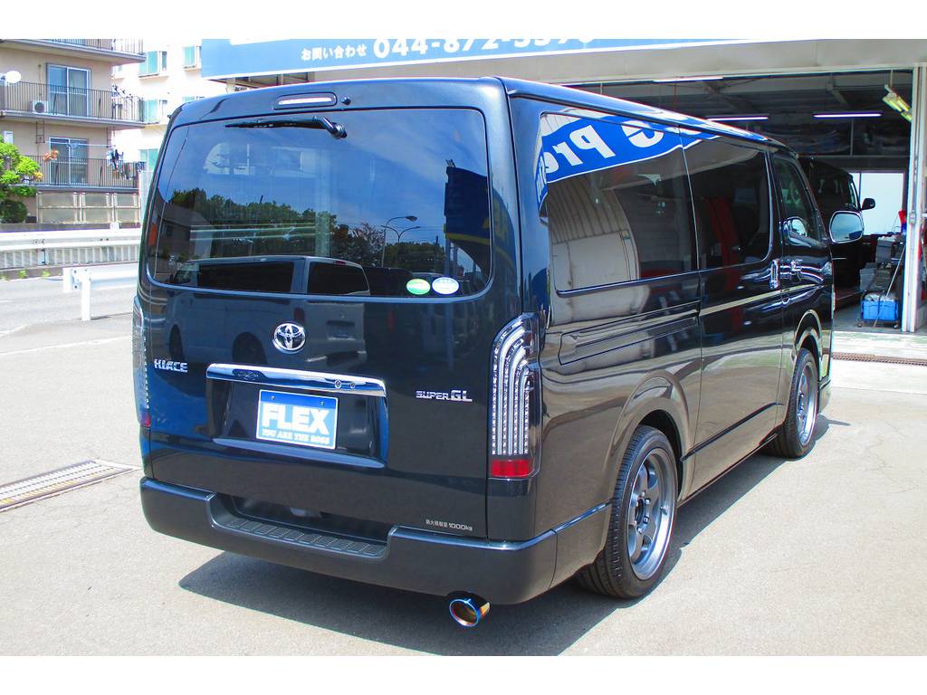 迫力の後ろ姿！ＬＥＤテールやＬＥＤハイマウントはハイエースカスタムには欠かせませんねっ♪その光は鮮烈ですよっ♪