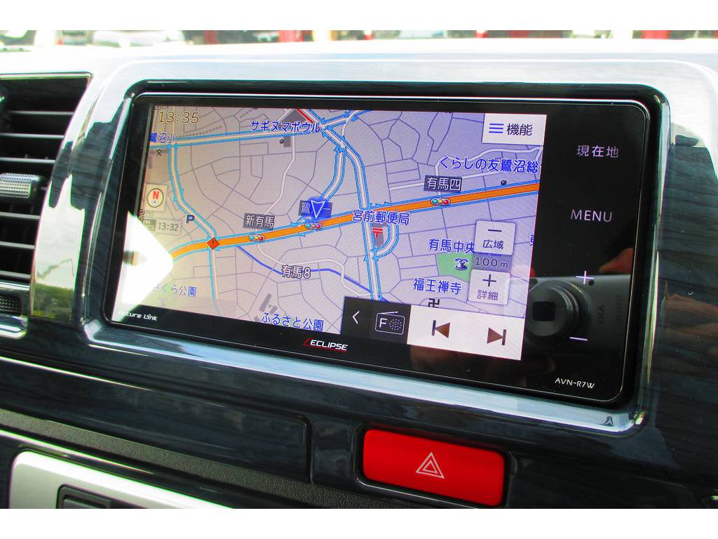 搭載されるナビはイクリプスのＡＶＮ－Ｒ７Ｗ！静電パネル採用で美しいフルフラットを実現♪しかも平成１９年１０月末まで自動で地図更新してくれちゃう優れもの♪いつでも最新の地図なのはうれしいですねっ♪