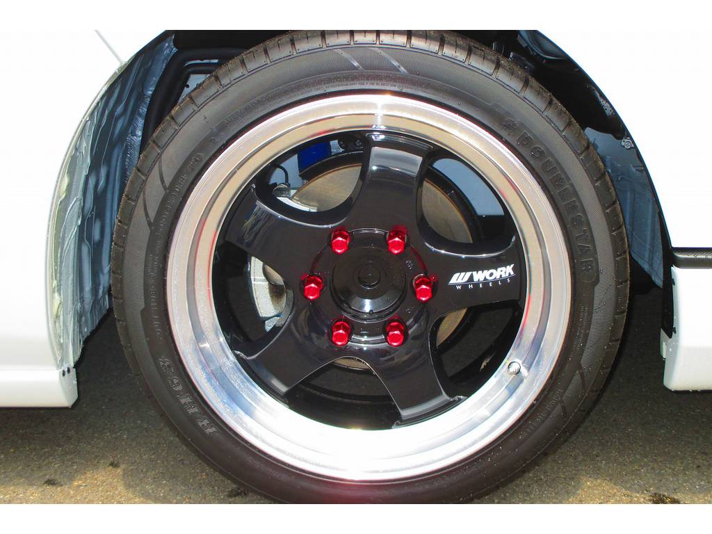 足元をキメるのはＷＯＲＫ製Ｓ１ＨＣ　１８インチです！深リムで往年のクラシックスタイル！ハイエースとのマッチングはバッチリですねっ♪