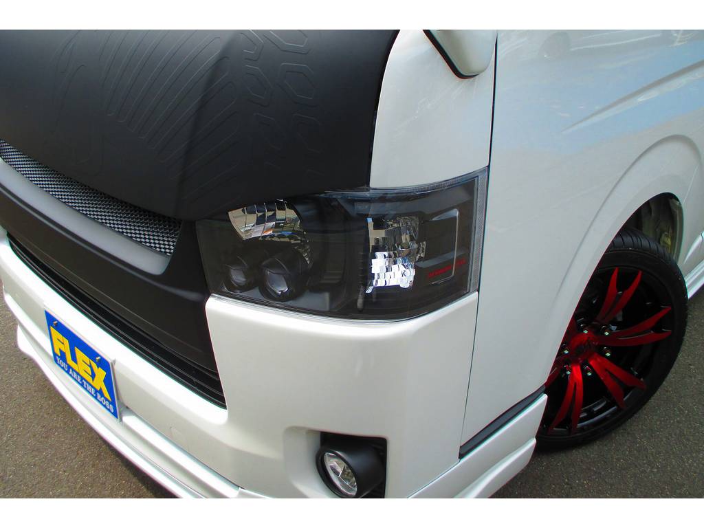 ヘッドライトはインナーブラック施工済み♪見た目の印象が全然違いますねっ！さらにウィンカーはステルスＬＥＤに換装しておりますのでオレンジが見えなくてカッコいいですねっ！