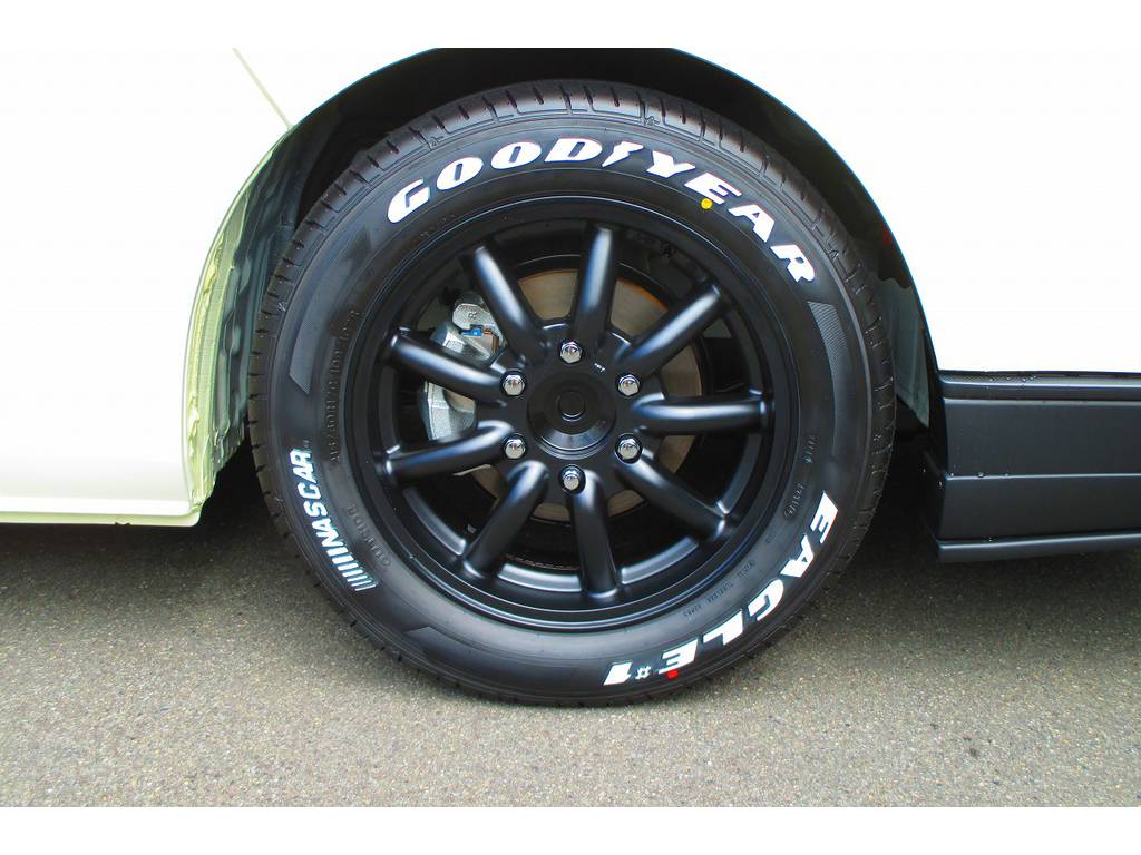 アルミホイールはファブレスＭＣ－９・１７インチを装着♪９本のスポークがスポーティでカッコいいですねっ♪人気のアルミですよっ！