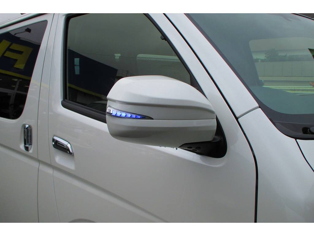 ＡＶＥＳＴ製の流れるＬＥＤドアミラーウィンカーを装着！マーカー色のブルーもカッコいいですねっ！！！純白のボディとの相性もグッドですねっ♪