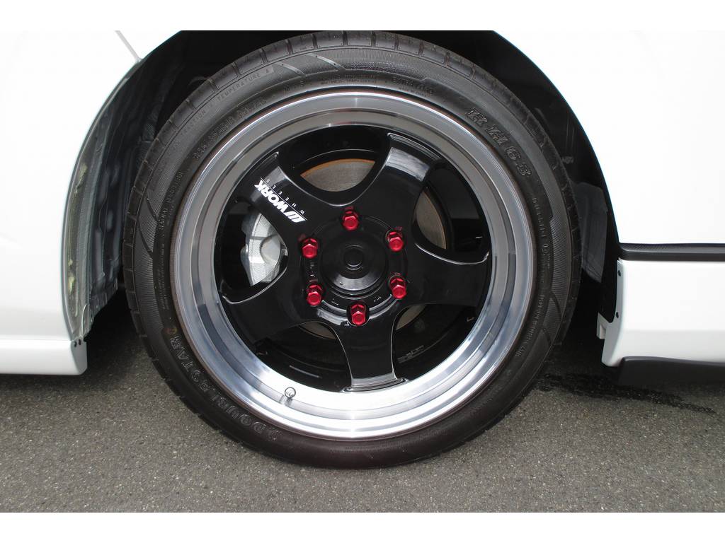 足元をキメるのはＷＯＲＫ製エクストラップＳ１ＨＣ・１８インチアルミホイール！スポーティなデザインが人気のアルミホイールですよっ♪