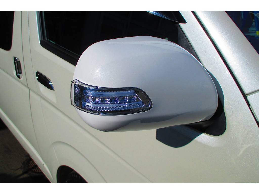 バレンティのＬＥＤドアミラーウィンカーも装着♪ホワイトマーカーのクリアレンズですよっ♪