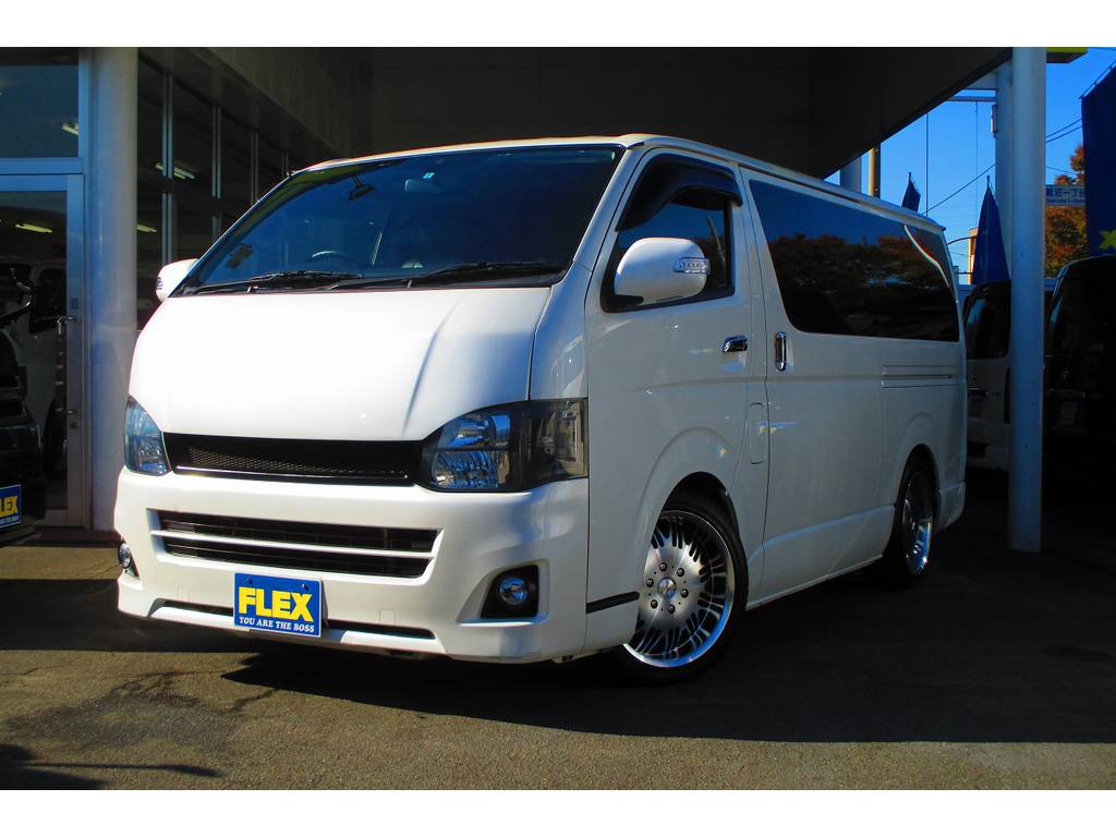 Ｈ２２年式　スーパーＧＬディーゼルターボ純白入庫致しましたよぉ♪圧倒的なディーゼルパワーで余裕の走り！男のリップレス低車高仕様でカッコいいですねっ♪