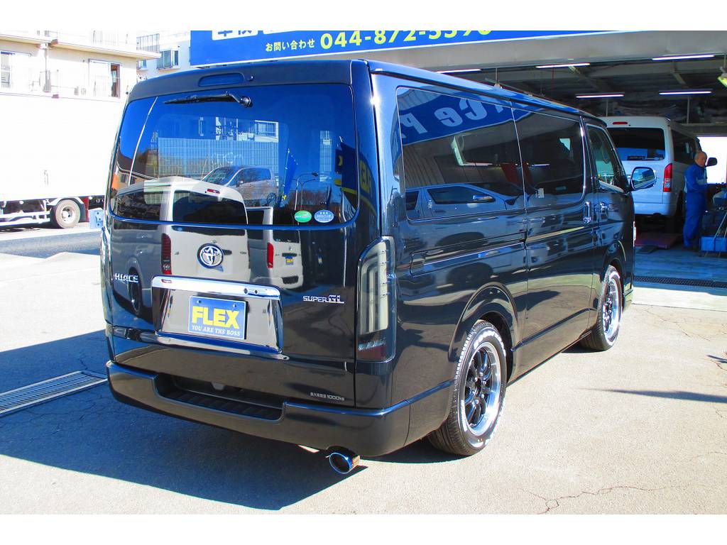 ブラックで統一された後ろ姿！スタイリッシュでカッコいいですねっ♪これぞカスタムハイエースです♪