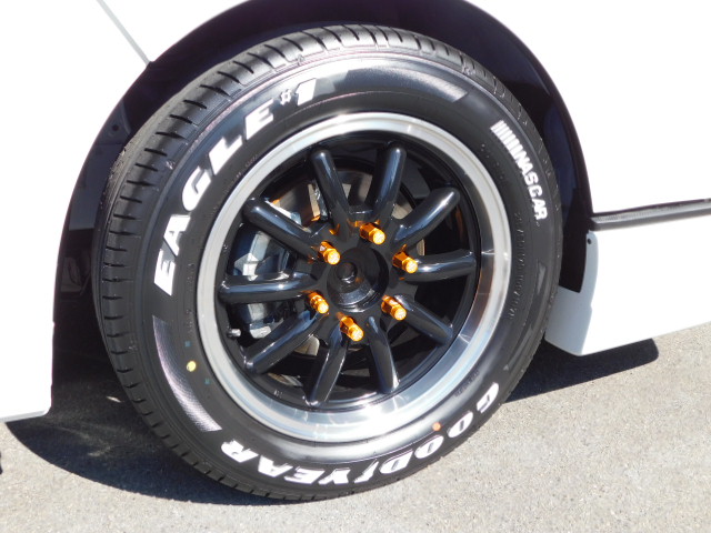 足元をキメるのはＥＳＳＥＸ製ＥＮＣＢ１７インチアルミホイールです！往年の街道レーサーを思い起こすデザインですねっ♪カッコいい！！！