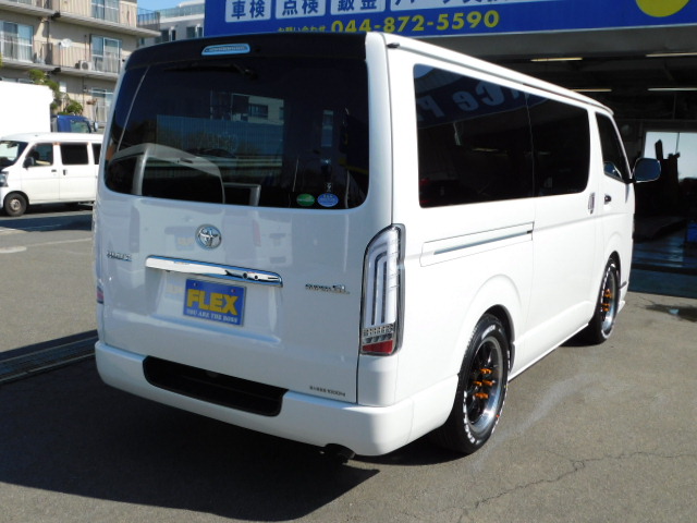 スタイリッシュな後ろ姿♪テール・ハイマウントはＬＥＤに換装済み！テールはウィンカーが流れるＲＥＶＯテールで後続車にアピール♪その光は鮮烈ですよぉ！！！