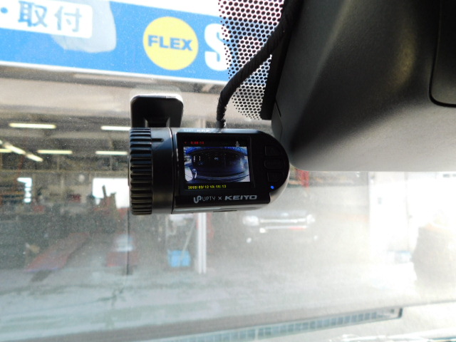 最近装着率が上がってきているドライブレコーダーも搭載済み！駐車監視モードも備わっている優れものですよっ♪