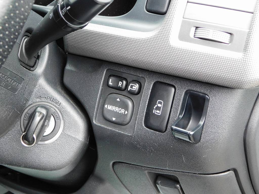 メーカーオプションのパワースライドドアも付いてますので運転席から開け閉めも出来ますよっ♪