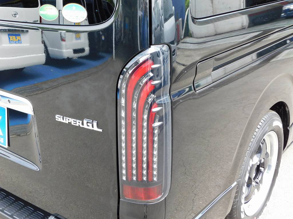 ＬＥＤテールは４１５コブラのライトセーバーを装着！しかもウィンカーが流れるシーケンシャルバージョンのレッドバーですよっ♪