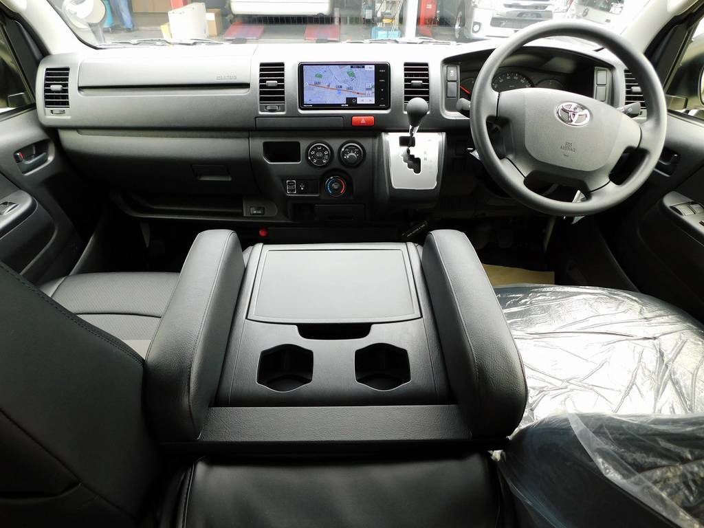 働く男の仕事場です！座面も高く運転も楽チンですよっ♪シンプルですが使いやすい配置となっております♪