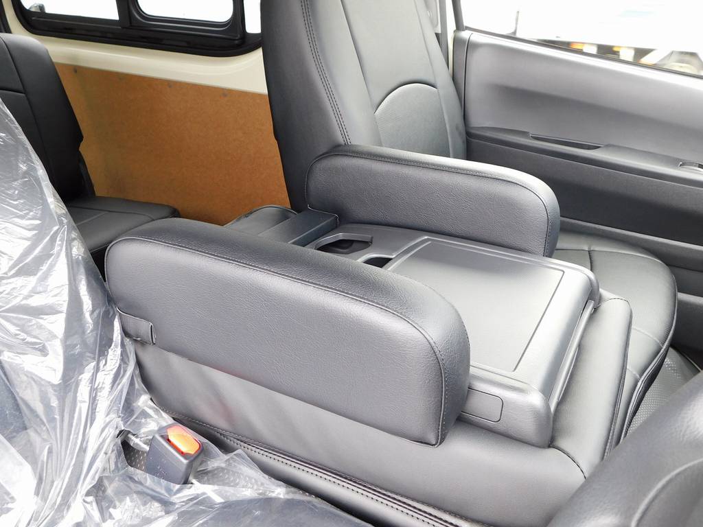 ＤＸ用のアームレストってなかなか無いんですよねぇ♪こちらの車両には初めから装着済みです！あるのと無いのとじゃ大違いですよっ♪