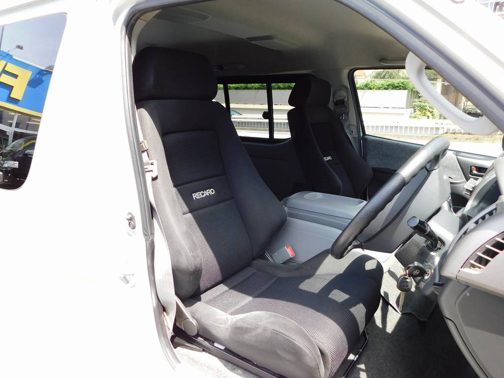 運転席と助手席はレカロシートを搭載！腰への負担が純正とは比べ物になりません♪ロングドライブも快適ですよっ♪