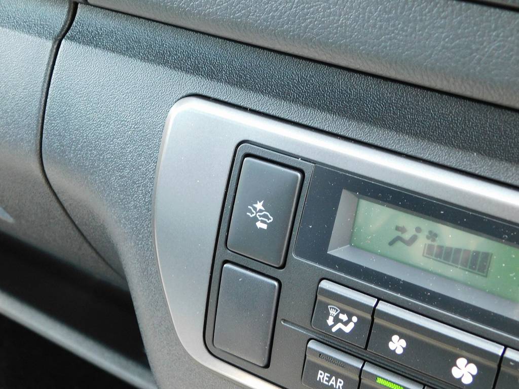 トヨタセーフティセンス搭載車ですので安全にも配慮してます！！！ハイエースにも衝突安全装備が付きましたっ♪