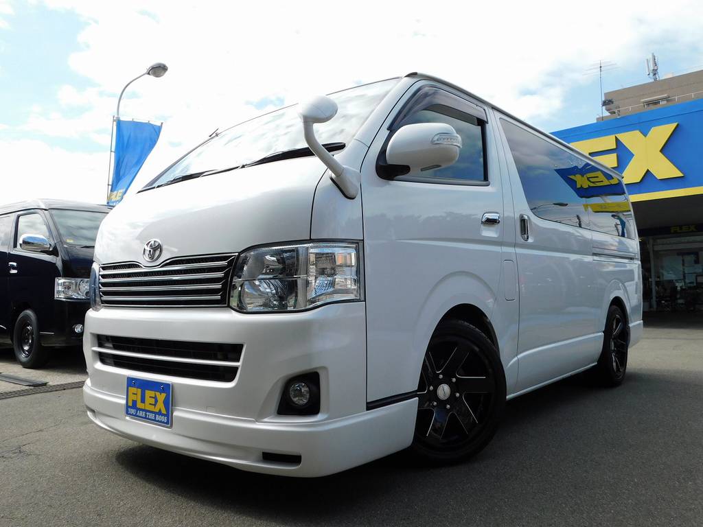３型特有の２段ヘッドライト！ディスチャージの証です♪全体的にシックな仕上がりになりました♪フロントリップは４１５コブラのクリーンルックⅡを装着！もちろん新品ですよっ♪