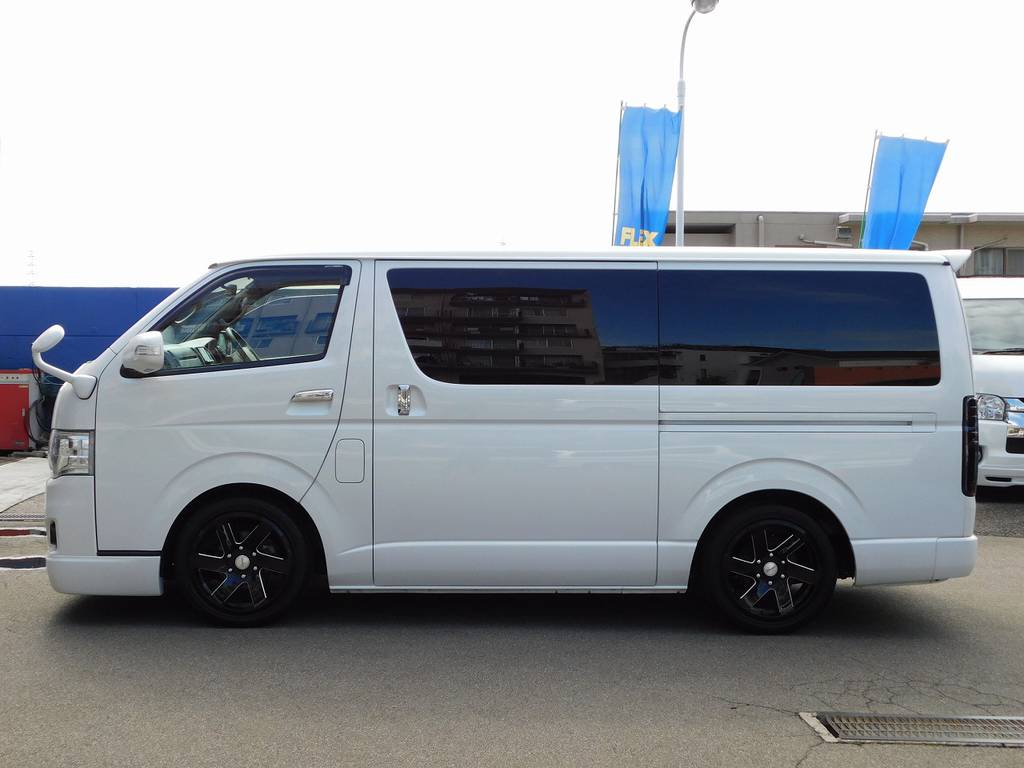 横から見てもカッコいいですねっ！低い箱車はそれだけでカッコいいですねっ♪
