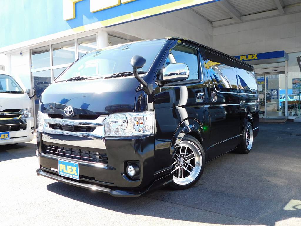 スタイリッシュながらポイントを押さえた一台！カスタムハイエースをお探しの方は必見の一台ですよっ！！！
