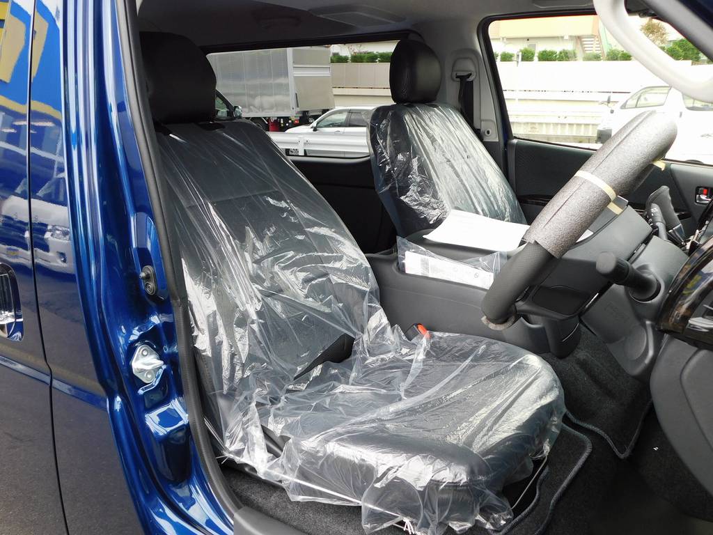ハイエースカスタムには欠かせない黒革調シートカバーはもちろん装着済み！フレックスオリジナルですのでフィッティングもバッチリですよっ♪