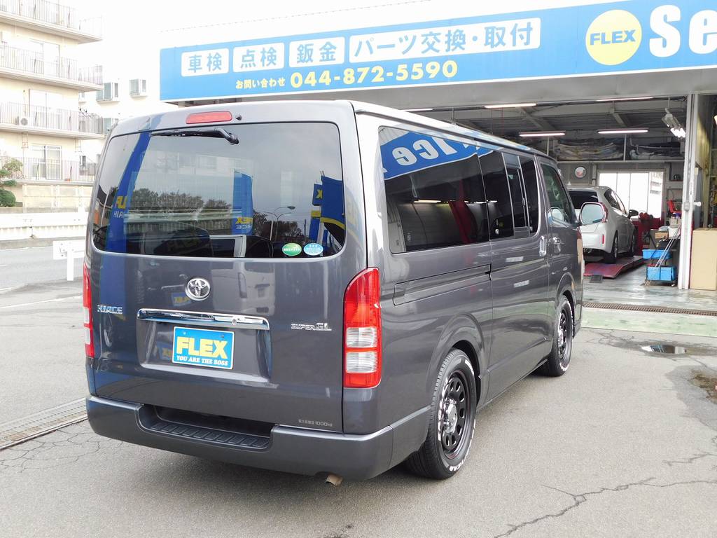 これぞ箱車の後ろ姿♪バックカメラ搭載車ですのでリヤアンダーミラーが無くスタイリッシュですよっ♪