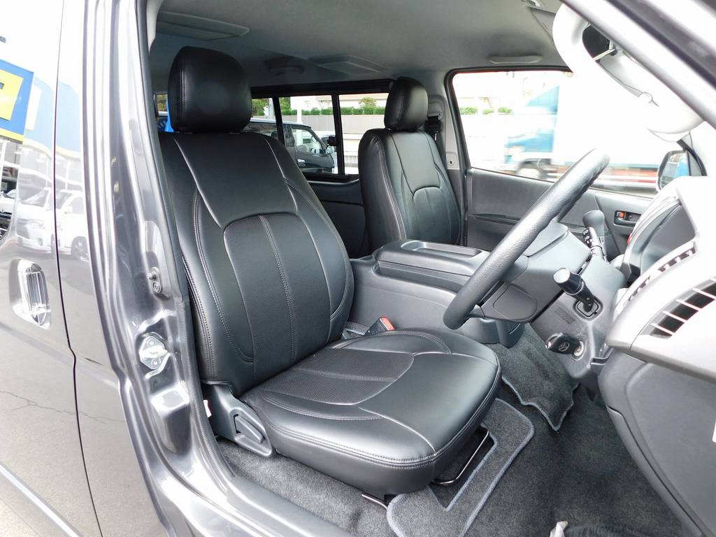 ハイエースカスタムには欠かせない黒革調シートカバーはもちろん装着！しかも新品です♪高級感がグっと増しますね♪