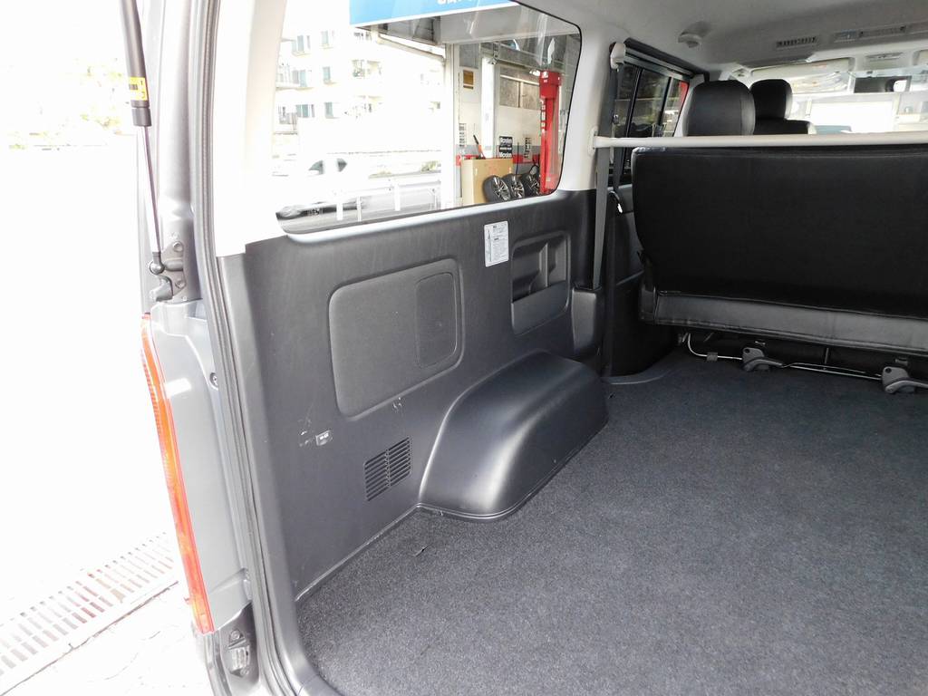 荷室のサイドパネルはキズ付いてる車両が多いのですがこの車両キレイな状態ですよっ♪