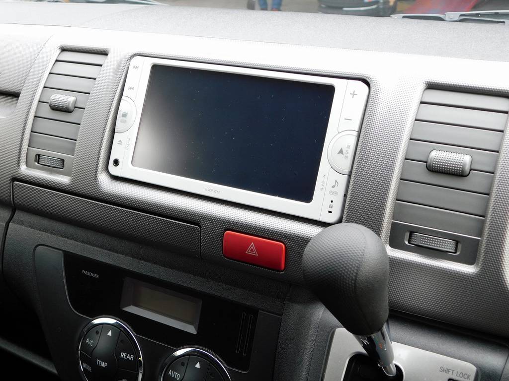 トヨタ純正のナビゲーション搭載車ですよっ♪ナビは今どき搭載されてて当たり前ですねっ♪